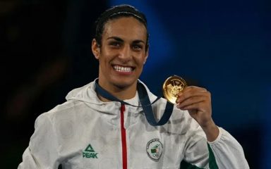 پرحاشیه‌ترین ورزشکار زن المپیک مدال طلا گرفت - تکفارس 