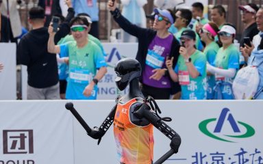 دو نیمه ماراتن بین ربات‌ها و انسان‌ها